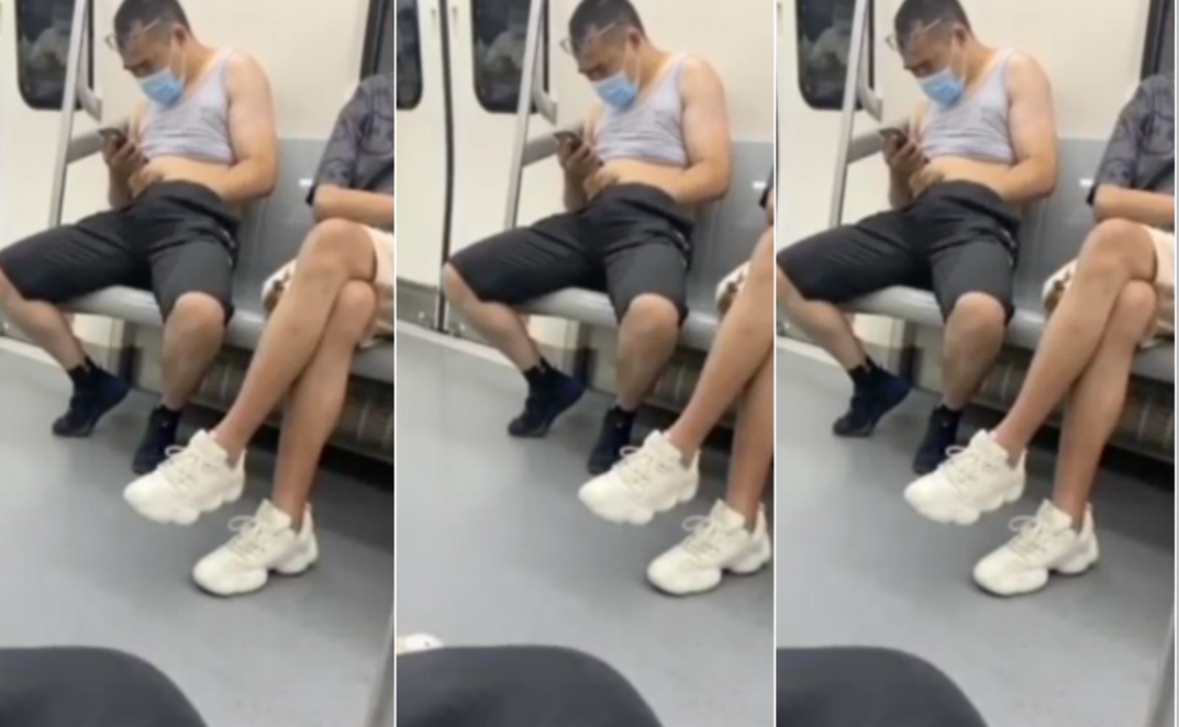 清纯小萝莉拉开裙子在街上游走