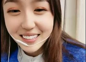 【淫荡少妇】博士研究生好骚露脸风骚大奶子跟两小哥玩3P，一个拍一个干床上各种抽插揉捏骚奶，浪叫呻