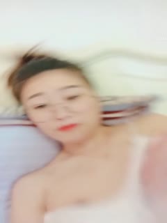 性欲旺盛的露脸熟女老板娘半推半就被3P
