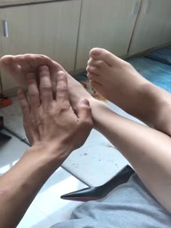 满背纹身双马尾清纯萌妹，幸福老哥操到这样极品，吸吮舔屌口活很棒，主动骑乘扭动细腰，趴着后入操的浪叫2