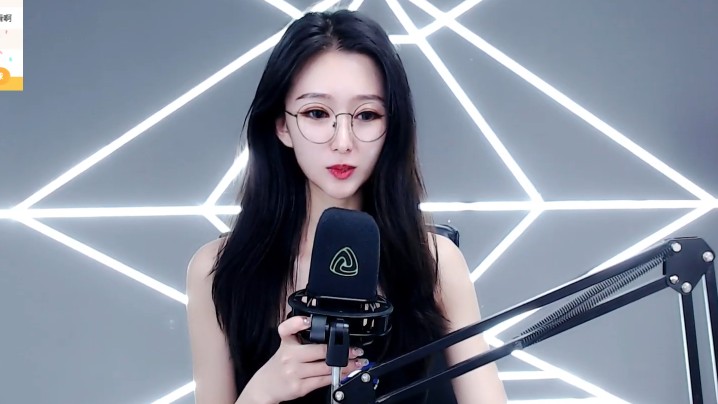 夫妻自拍自带韵味的美少妇