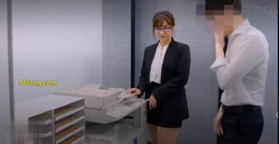 网红女主动送上门给导演玩弄