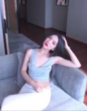 深圳上班的气质漂亮打工妹等公交车时被专搞美女的老外搭讪套路后带回家啪啪,看表情是受不了那么大的鸡鸡!